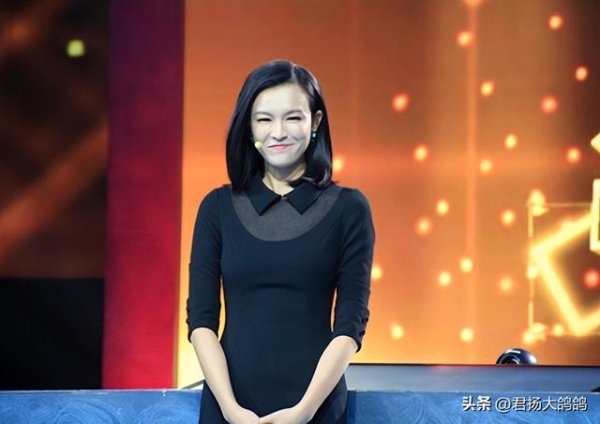 配资界 47岁李艾穿搭前卫，紧身露肤，18岁姑娘都没她敢穿